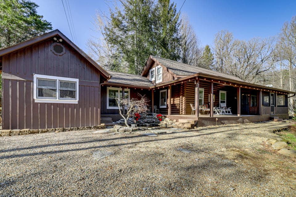 Pet-Friendly Gatlinburg Cabin w/ Hot Tub! House in Gatlinburg