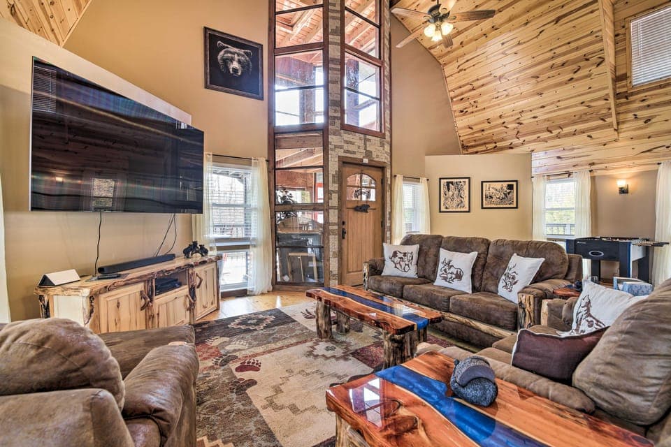 Strawberry Plains Cabin: Private Pond & Game Room! House in Sevier County