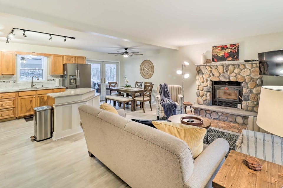 Blakeslee Home w/ Private Hot Tub, 5 Mi to Skiing! House in Tunkhannock Township