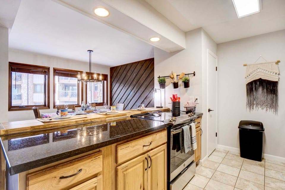 Walk to Ski Resort: Breckenridge Condo w/ Hot Tub! Apartment in Breckenridge
