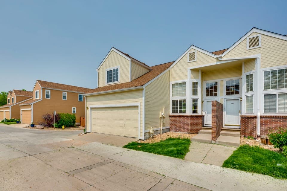13 Mi to Dtwn Denver: Arvada Townhome w/ Deck Apartment in Arvada