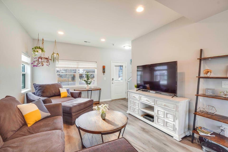 Fire Pit & Shuffleboard: Suburban Denver Home House in Thornton
