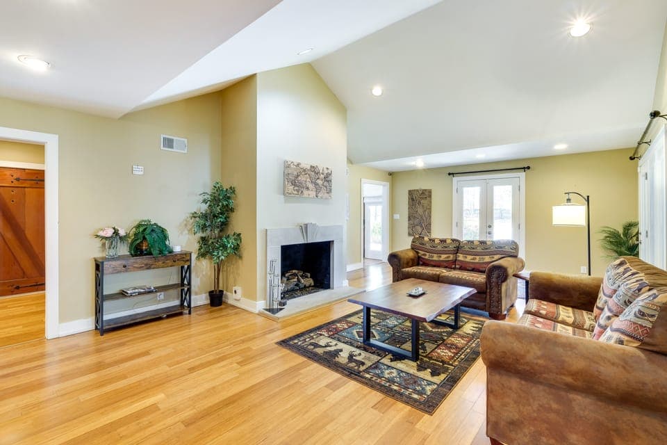 Spacious Prospect Cottage w/ Deck & Scenic Views Cottage in Louisville
