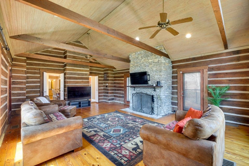 Spacious Prospect Cottage w/ Deck & Scenic Views Cottage in Louisville