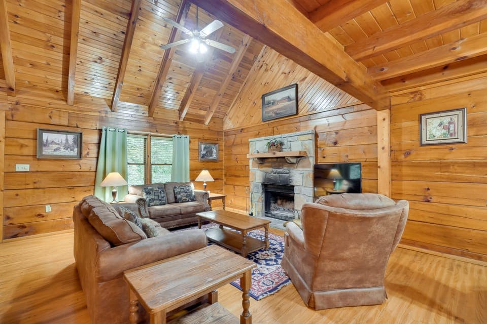 Cabin w/ Hot Tub ~ 6 Mi to Downtown Gatlinburg! House in Sevier County