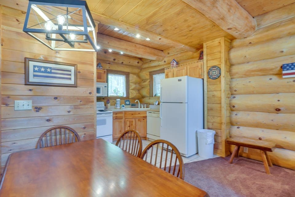 11 Mi to GSMNP: Cabin w/ Hot Tub & Mtn Views House in Pittman Center