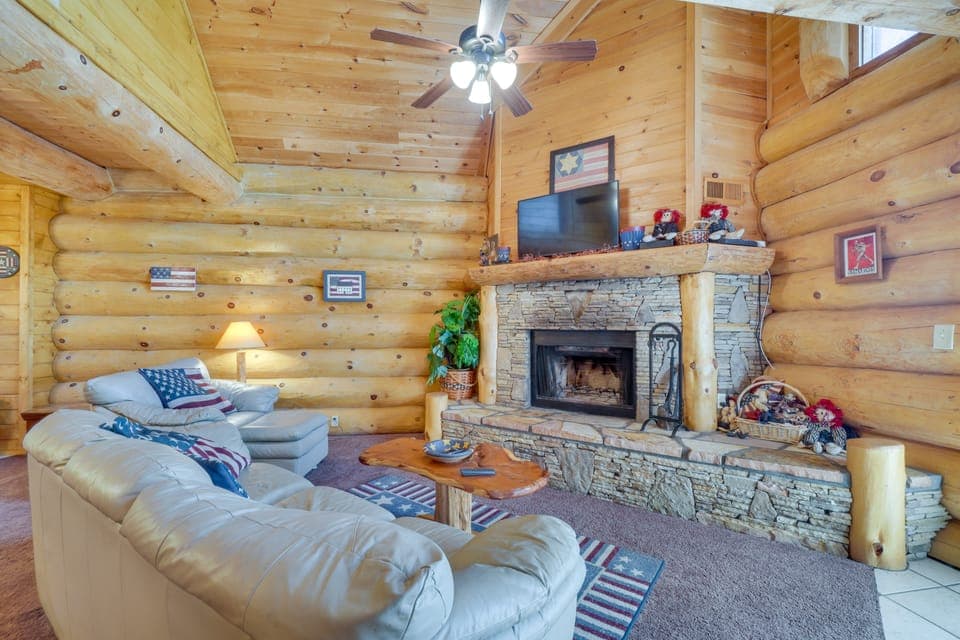 11 Mi to GSMNP: Cabin w/ Hot Tub & Mtn Views House in Pittman Center