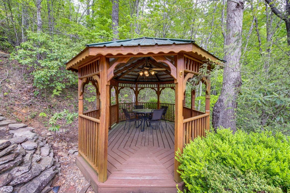 Eagle's Nest Cabin! Mtn-View Decks & Hot Tub House in Pittman Center