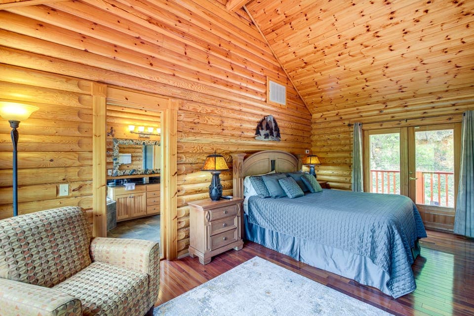Eagle's Nest Cabin! Mtn-View Decks & Hot Tub House in Pittman Center