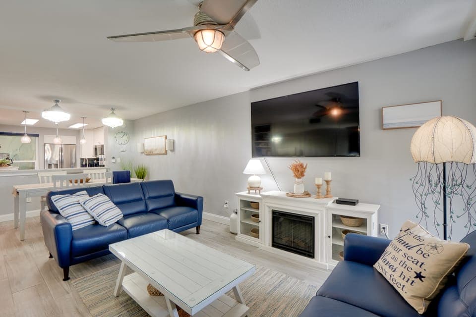 Condo w/ Pool in Redington Beach! Apartment in North Redington Beach