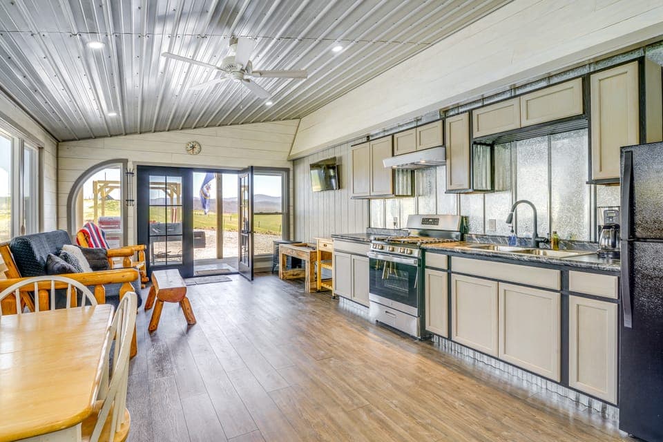 On-Site Fishing & Hiking: Philippi Ranch House House in Shenandoah Valley