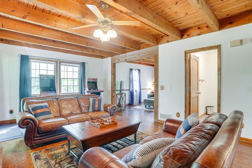 McGaheysville Home w/ Screened Porch & Gas Grill! House in Massanutten