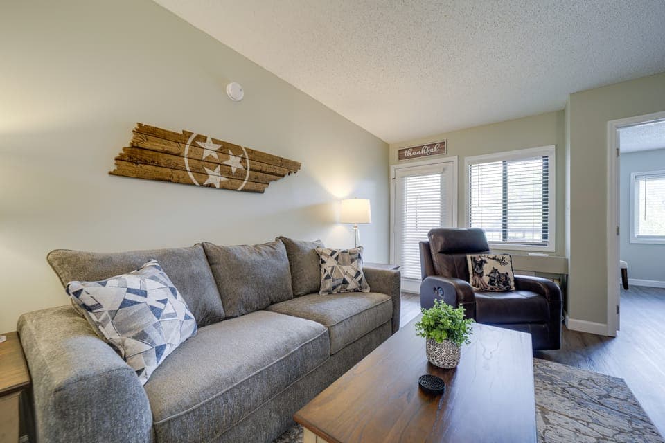 Steps to Eats & Shops! Stylish Gatlinburg Condo Apartment in Gatlinburg