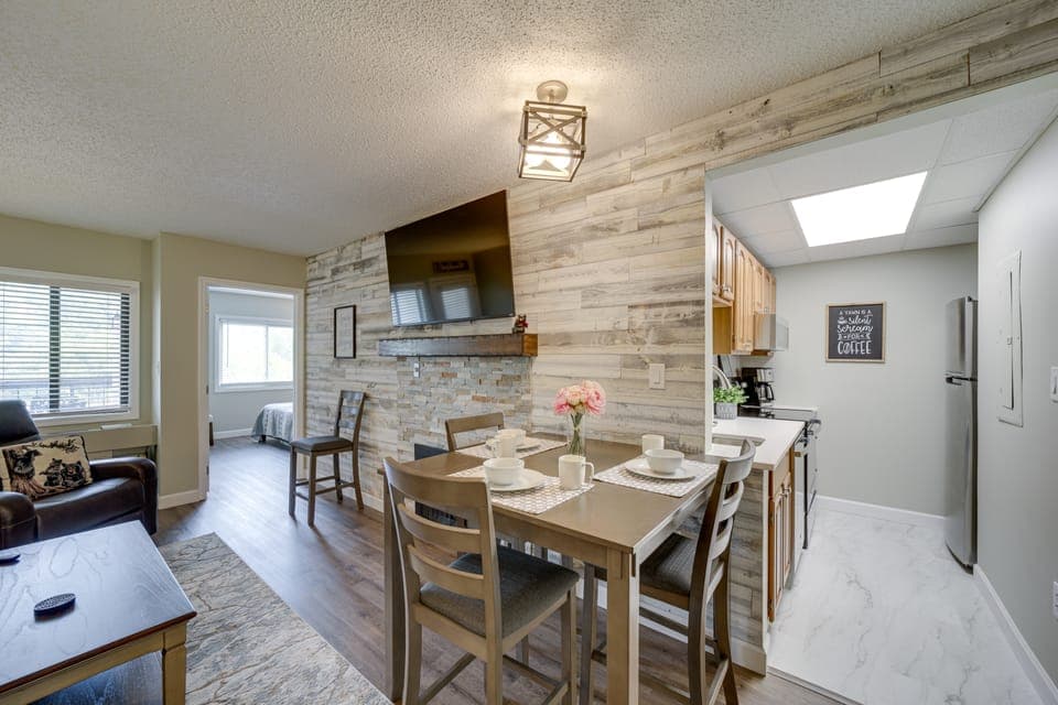 Steps to Eats & Shops! Stylish Gatlinburg Condo Apartment in Gatlinburg