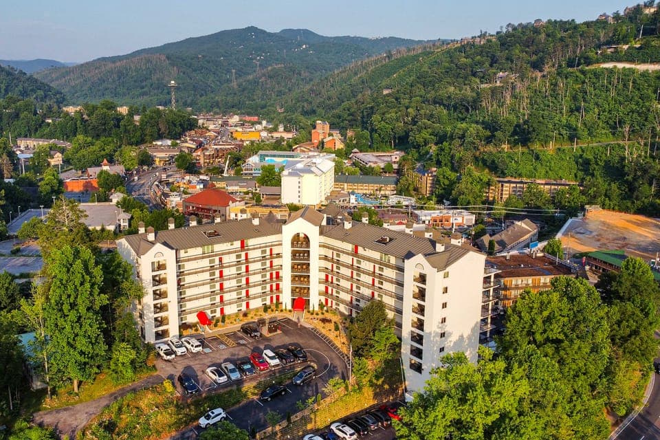 Steps to Eats & Shops! Stylish Gatlinburg Condo Apartment in Gatlinburg