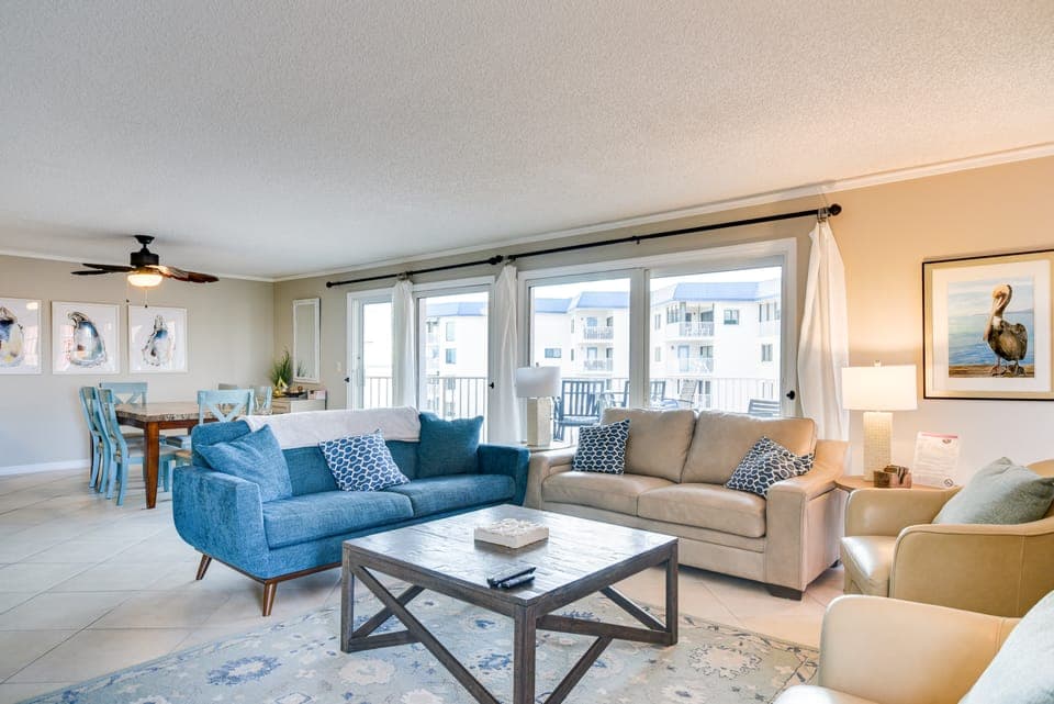 Steps to Beach, Pool Access: Indian Shores Condo Apartment in Redington Shores