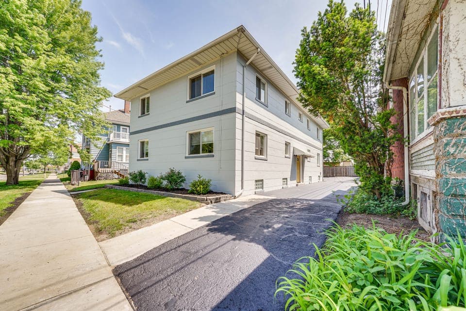Top-Floor Wyandotte Apt Near Detroit Riverfront! Apartment in Lake Erie