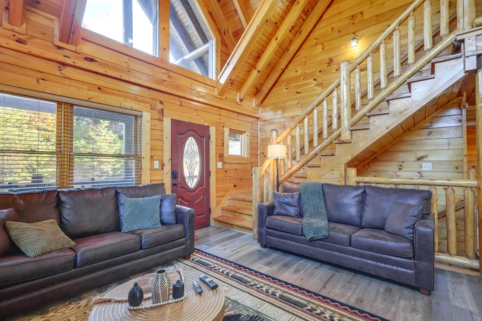 5 Mi to Dtwn: Cabin w/ Hot Tub in Pigeon Forge! House in Pigeon Forge