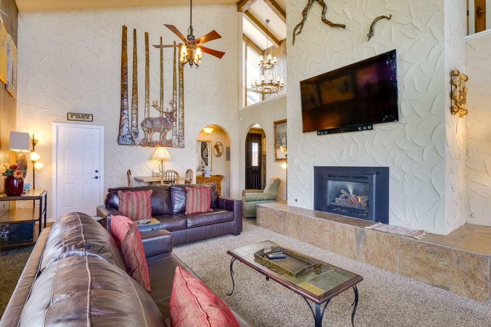 Hot Tub Relaxation: Luxe Summit Gem w/ Mtn Views House in Dillon