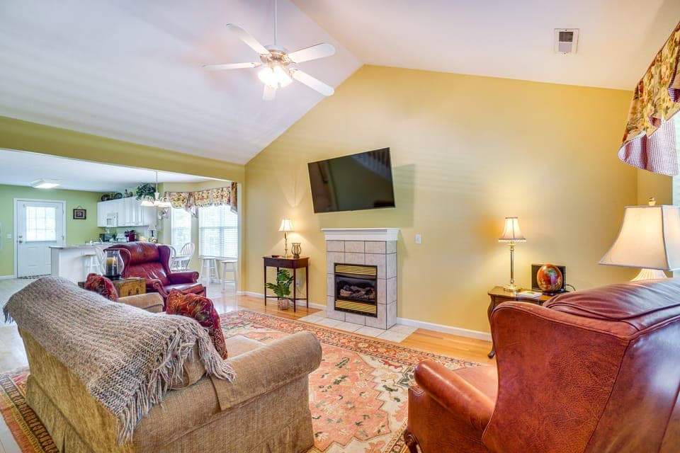 Pigeon Forge Home w/ Deck & Hot Tub Near Town! House in Pigeon Forge