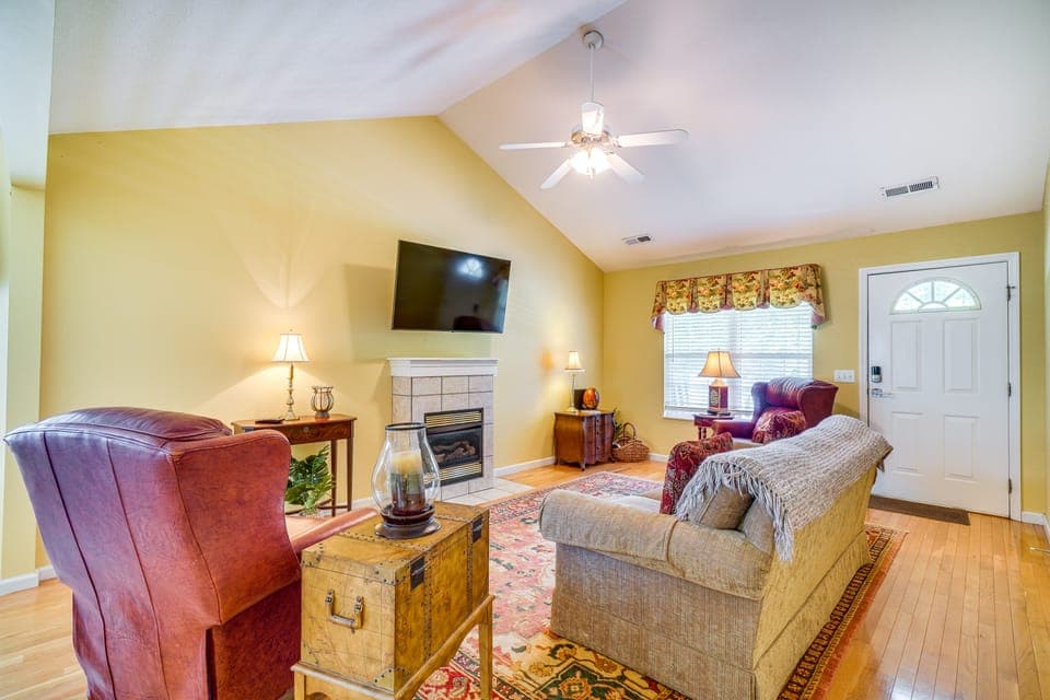 Pigeon Forge Home w/ Deck & Hot Tub Near Town! House in Pigeon Forge