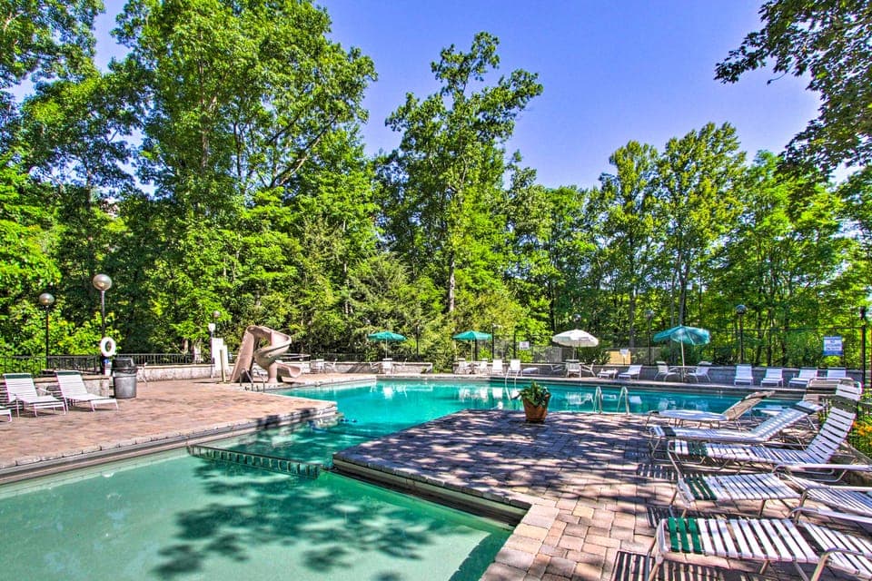 Pool Access & Hot Tub! Smoky Mtn Gatlinburg Cabin House in Gatlinburg