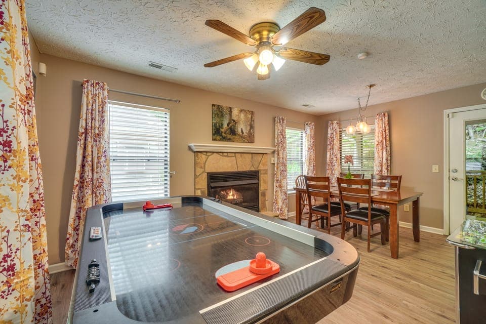 Pool Access & Hot Tub! Smoky Mtn Gatlinburg Cabin House in Gatlinburg