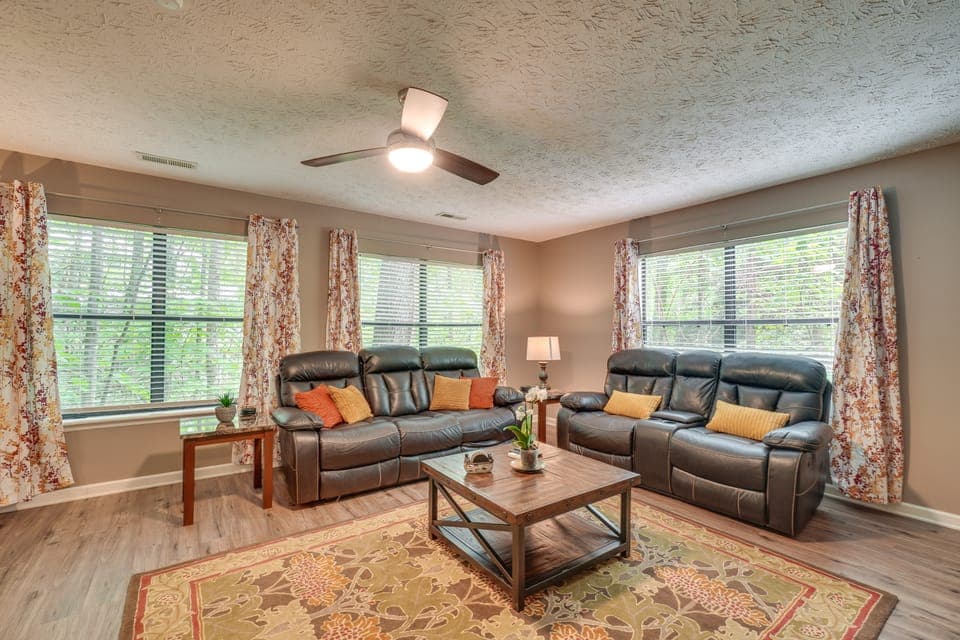 Pool Access & Hot Tub! Smoky Mtn Gatlinburg Cabin House in Gatlinburg