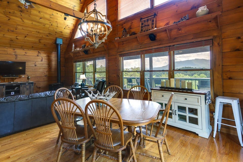 Sevierville Cabin w/ Hot Tub & Mountain-View Deck House in Sevierville