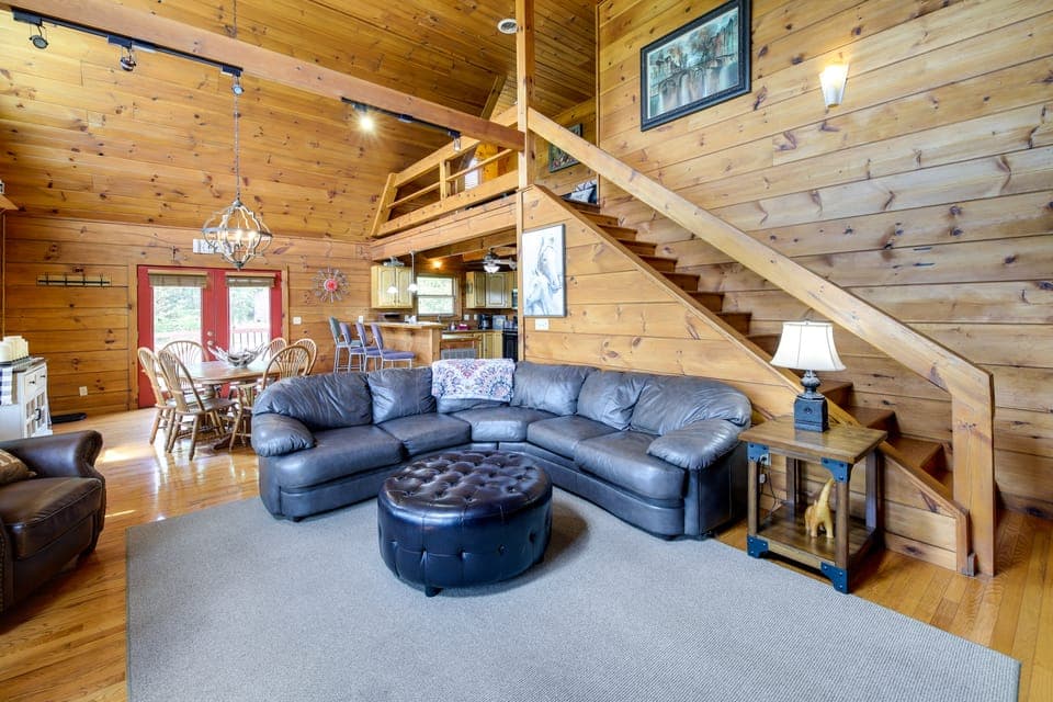 Sevierville Cabin w/ Hot Tub & Mountain-View Deck House in Sevierville