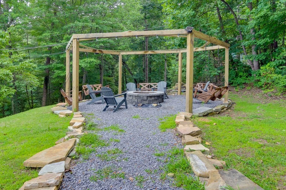 Hot Tub + Game Room: Seiverville Group Getaway House in Sevier County