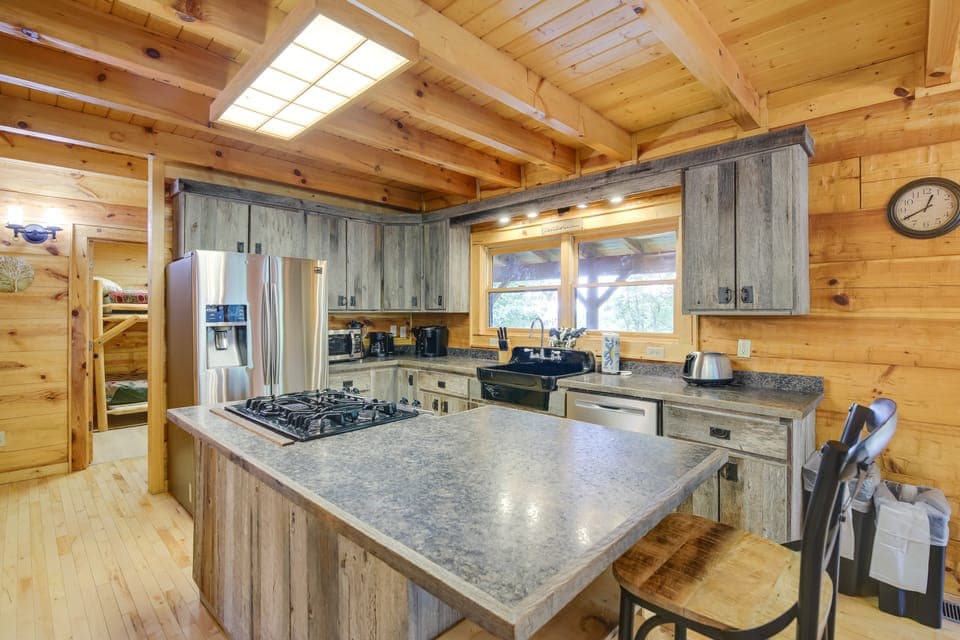 Sevierville Rental Cabin w/ Hot Tub & Game Room! House in Sevier County