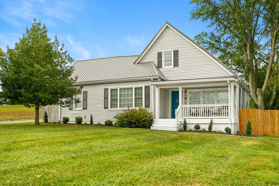 Shelbyville Farmhouse w/ Hot Tub, Fire Pit & Grill House in Indiana