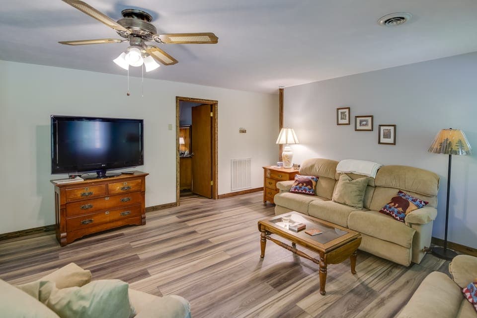 Step into Nature! Gatlinburg Home w/ Rustic Charm House in Gatlinburg