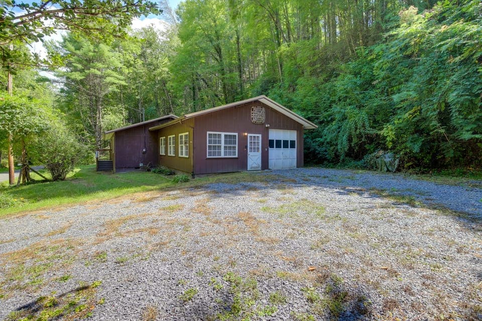 Step into Nature! Gatlinburg Home w/ Rustic Charm House in Gatlinburg
