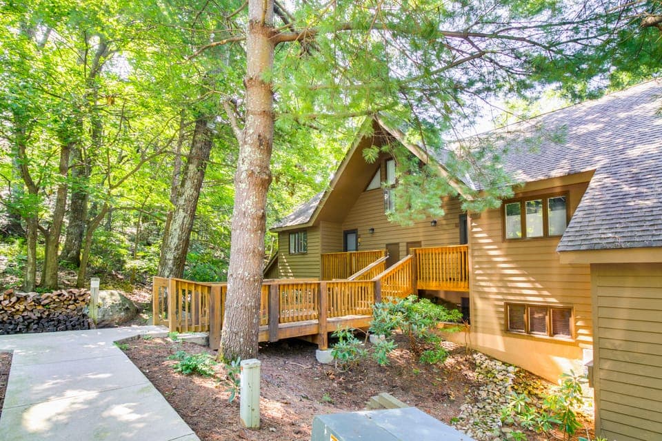 Wintergreen Resort Condo w/ Deck, 0.3 Mi to Slopes Apartment in Massies Mill