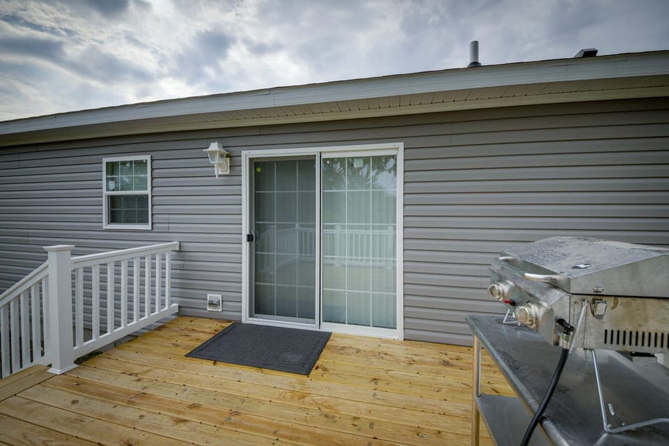 Efficiently Equipped Lewis Home: Deck & Gas Grill! House in Indiana