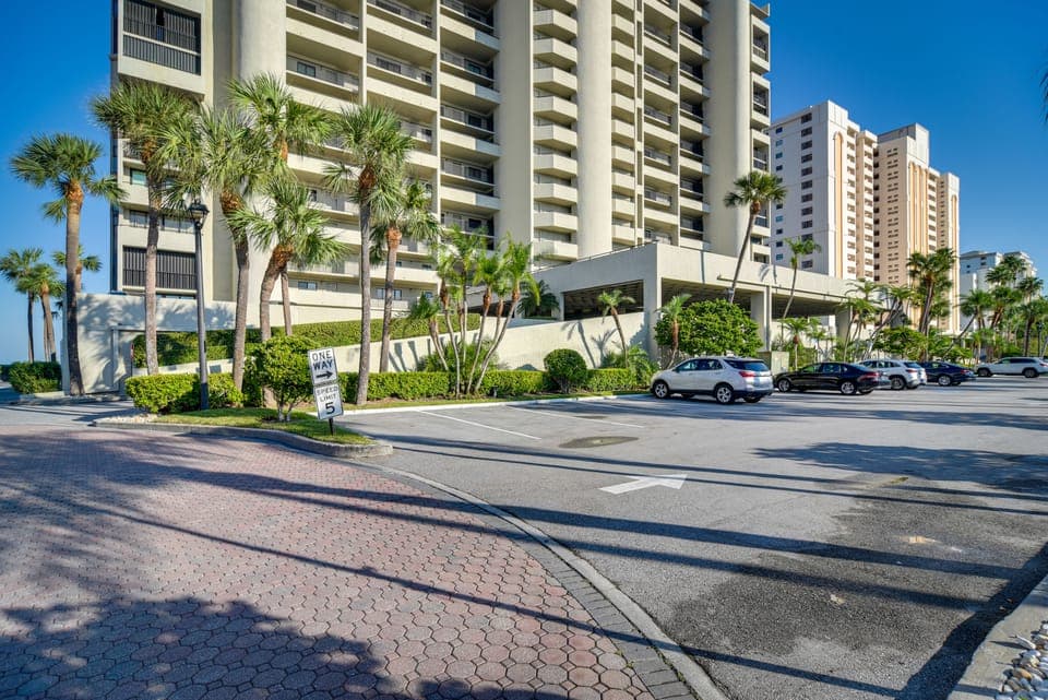 Heated Pool Access: Clearwater Beachfront Condo! Apartment in Sand Key