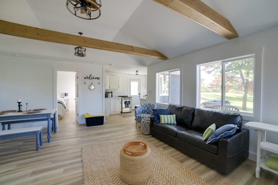 Stylish Grass Lake Retreat - Steps to Park! Cottage in Ohio