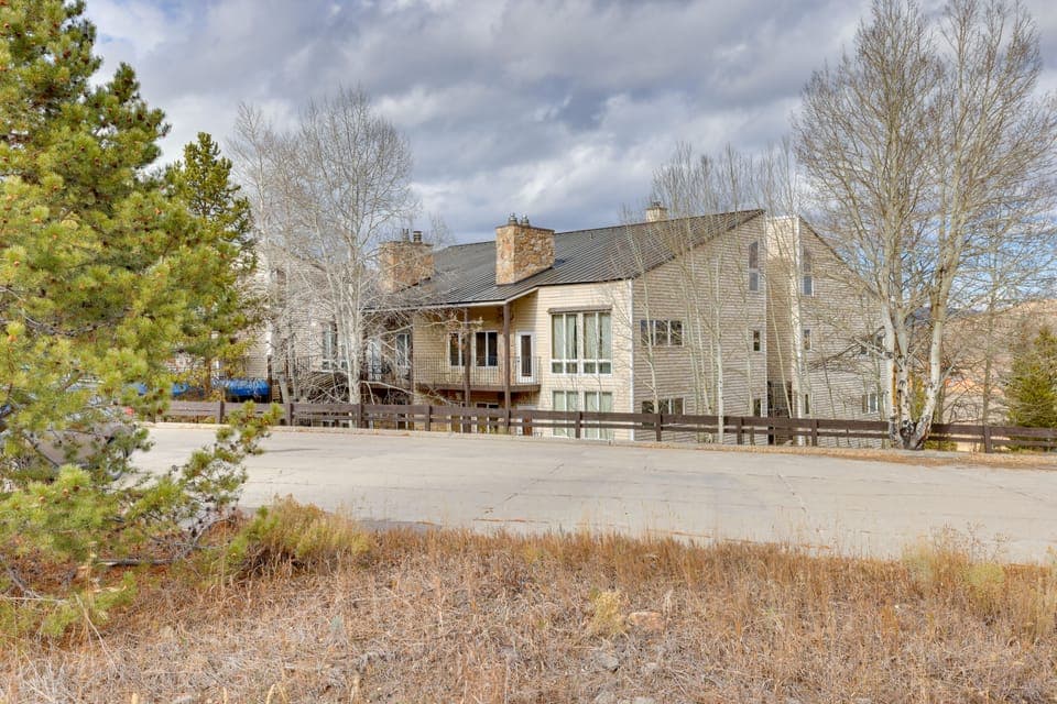 1/2 Mi to Granby Ranch: Townhome w/ Fireplace! Apartment in Granby