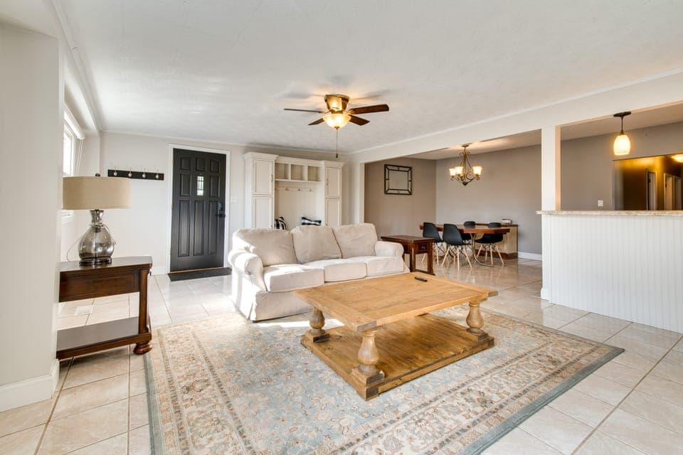 Updated Robinson Vacation Rental w/ Fireplace! Apartment in Indiana