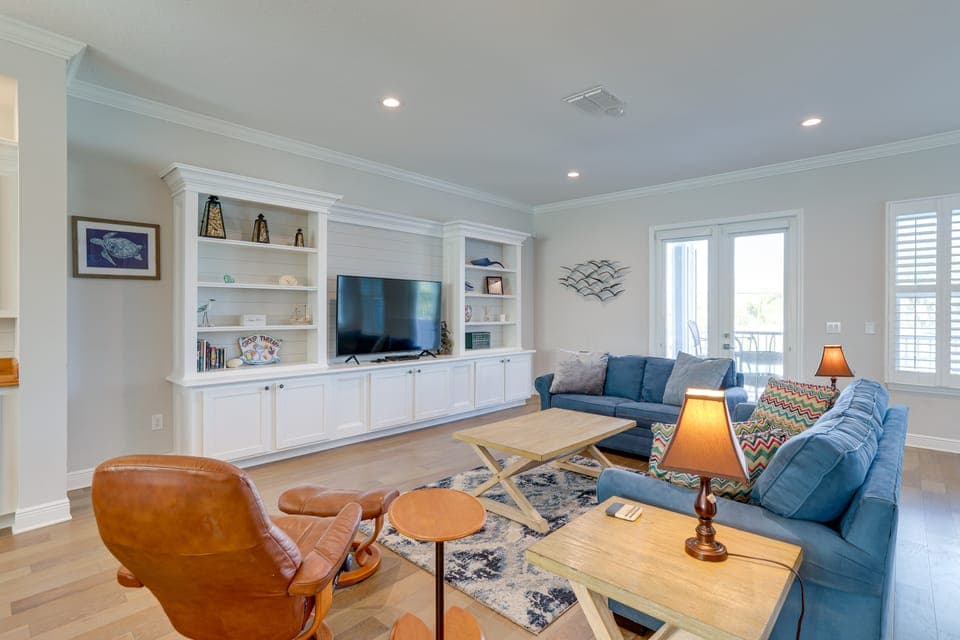 Steps to Shore: Modern Redington Beach Townhome Apartment in North Redington Beach