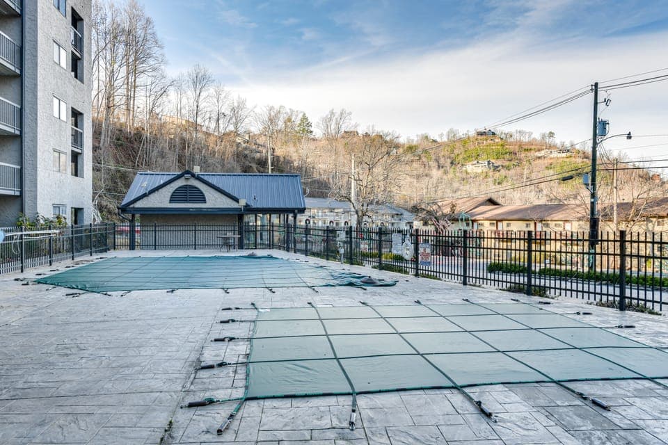 Walk to the Strip! Dtwn Gatlinburg Condo w/ Pool Apartment in Gatlinburg