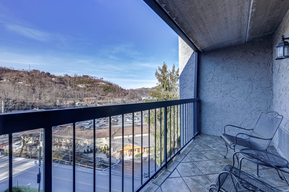 Walk to the Strip! Dtwn Gatlinburg Condo w/ Pool Apartment in Gatlinburg