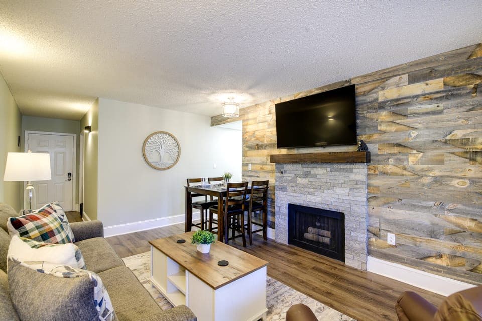 Pool, Views & Steps to Town: Chic Gatlinburg Condo Apartment in Gatlinburg