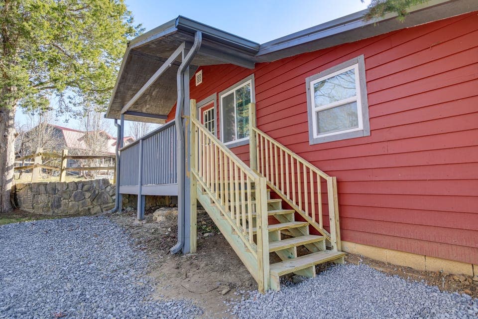 Cozy Cottage w/ Pool Btwn Knoxville & Pigeon Forge Cottage in Sevier County