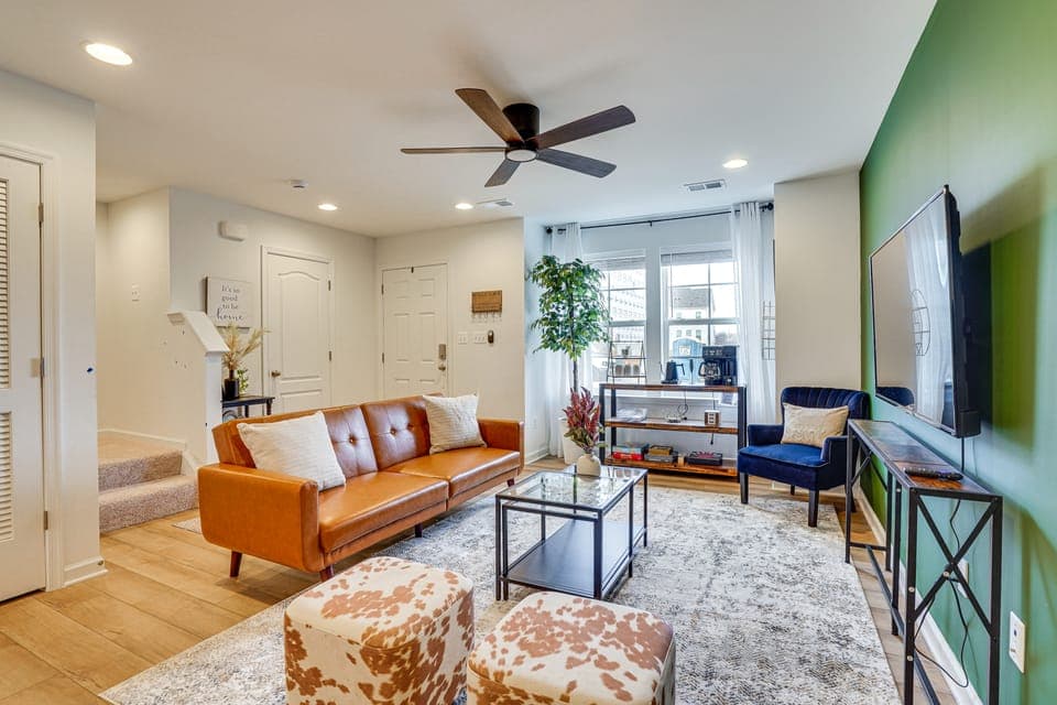 Great for Families! Townhome 9 Mi to Harpers Ferry Apartment in Charles Town