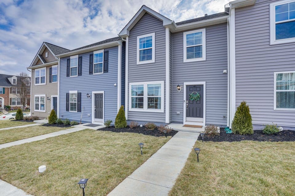 Great for Families! Townhome 9 Mi to Harpers Ferry Apartment in Charles Town
