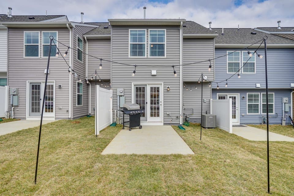 Great for Families! Townhome 9 Mi to Harpers Ferry Apartment in Charles Town
