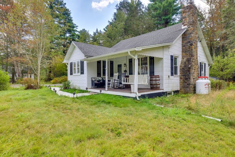 Explore the Poconos! Cozy Creekside Cabin w/ Patio House in Tunkhannock Township